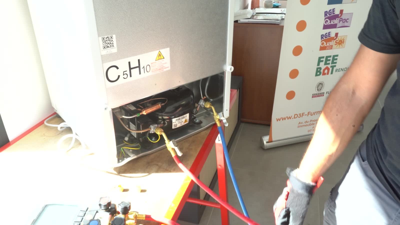 Poste pédagogique au fluide hydrocarbure, flexibles du manifold raccordés au compresseur