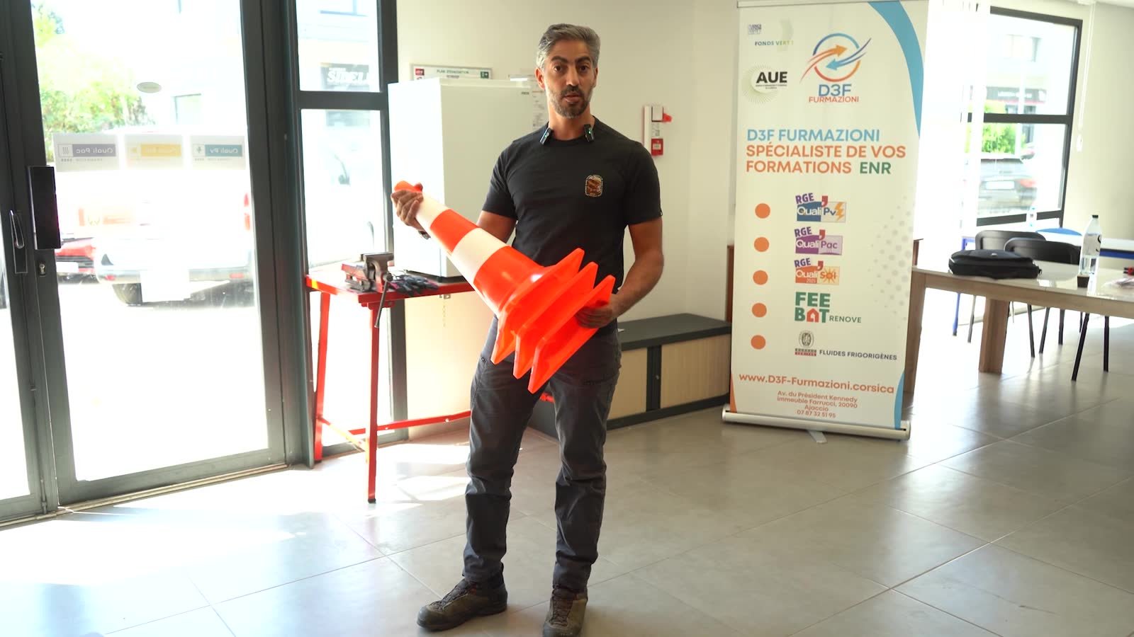 Natale D'Amore, évaluateur fluides frigorigènes chez D3F Furmazioni, en salle de formation avec un cône de balisage